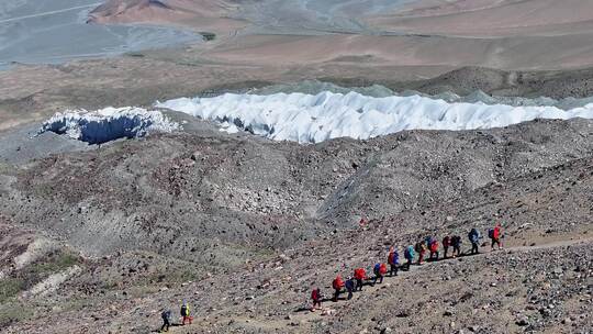 航拍攀登新疆慕士塔格峰雪山的登山队