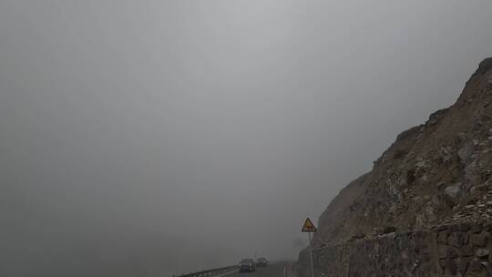 新疆大雾天气行车景素材