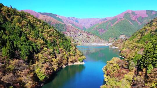 秋天的湖泊与群山秋天的风景