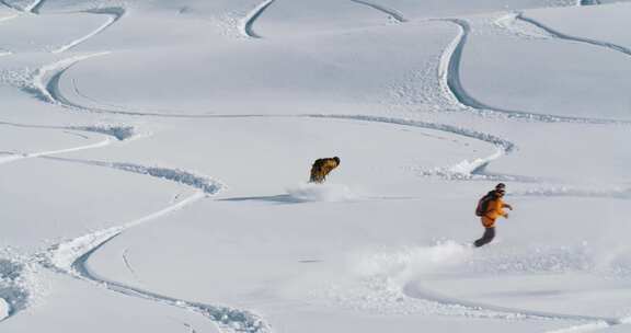 人们滑雪下山