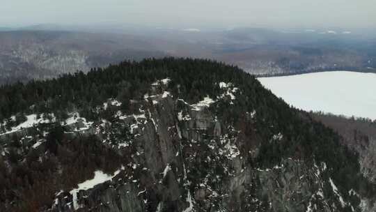 空中无人机镜头一个下雪的下午，山顶上有陡