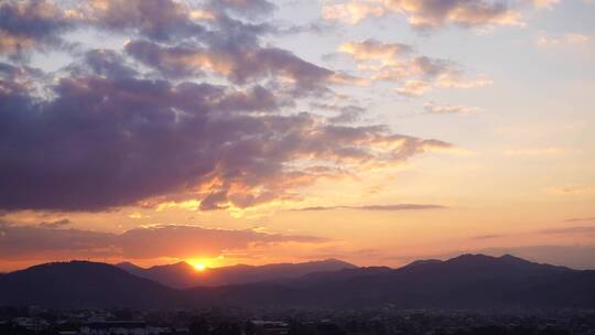 山上日出阳光云朵延时山峰风景早上太阳升起