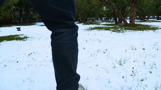 雪地上行走的人的脚印视频素材模板下载