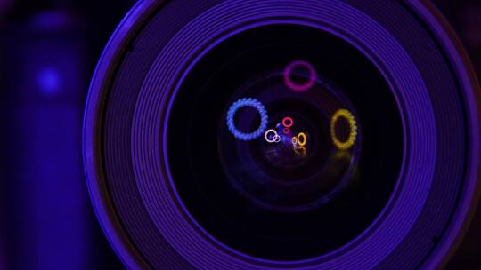 圆形的彩色灯光在照相机镜头上的反射视频素材模板下载