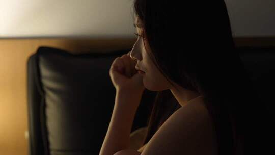 女生抑郁夜晚伤感失落