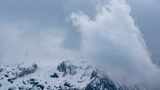 云雾缭绕的雪山高清在线视频素材下载