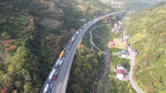 山区高速公路临时单向交通管制停车航拍视频素材模板下载