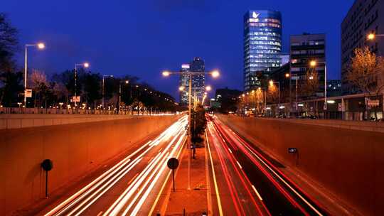 夜晚繁华的城市道路