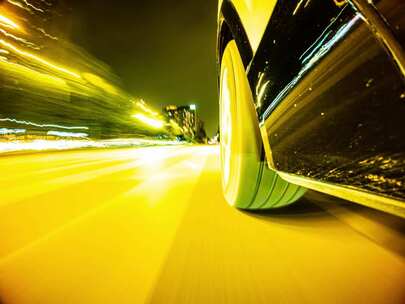 夜晚汽车行驶特写