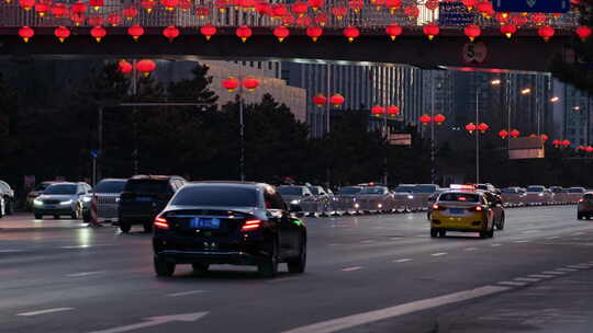城市街道车流天桥红灯笼喜庆氛围视频素材模板下载