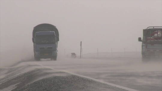 新疆沙尘天气 公路卷沙 气势汹汹的大货车