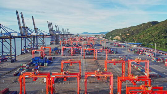 港口码头集装箱物流城市商业繁忙的港口