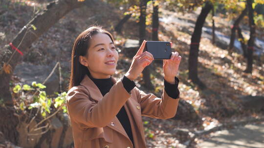 亚洲中国人女性女人森林树林徒步旅游漫步