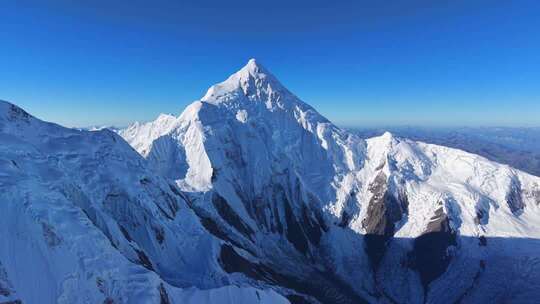 川西航拍中山峰贡嘎雪山壮丽景色