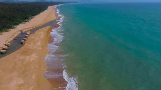 海南海岸线沙滩海浪航拍