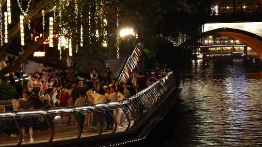 成都夜游锦江九眼桥美女打卡江上游船夜景