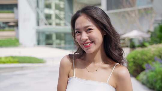 夏季城市广场美女看镜头微笑迷人
