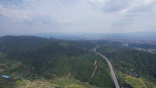 大山中的高速公路交通航拍