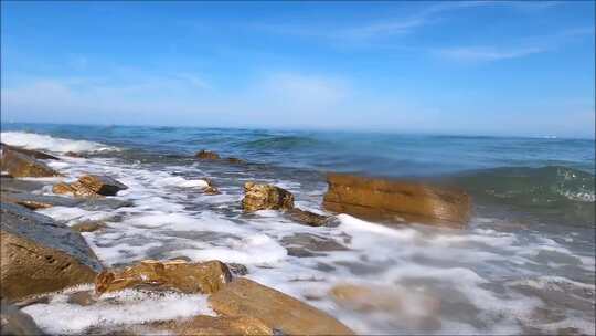 海浪拍打着岩石