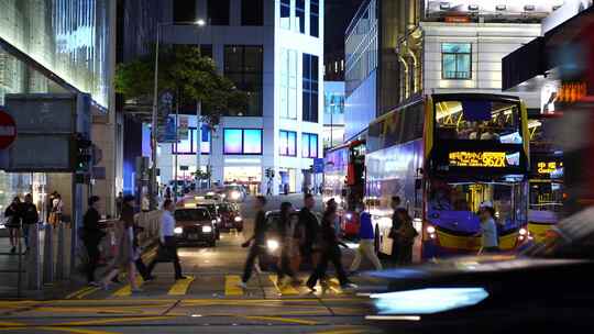 香港城市道路夜晚繁忙交通车流路况汽车行驶