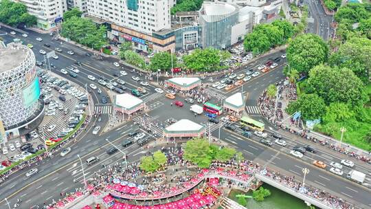 航拍城市道路十字路口车来车往