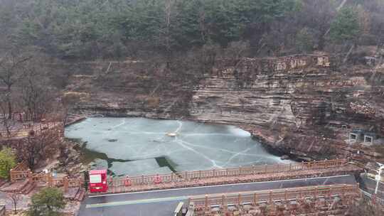 山间结冰湖面雪景俯瞰