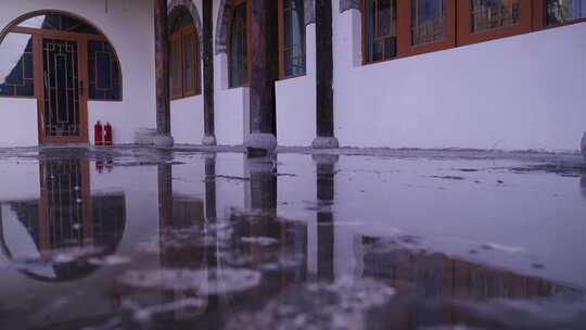 唯美下雨中古代中式宅院园林滴水倒影水滴