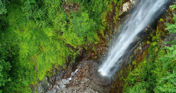 高角度拍摄山崖瀑布流水