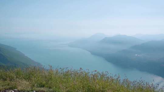 加尔达湖阿尔卑斯山上美丽的全景