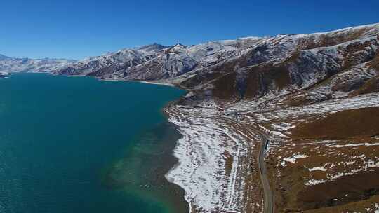 航拍西藏冬季羊卓雍措羊湖纳木错湖水与雪山