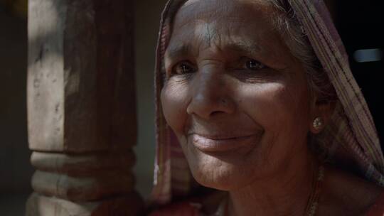 带头巾的印度女人在微笑
