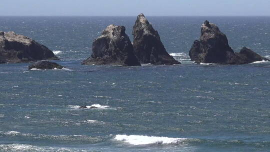 海浪冲击着海中的岩石