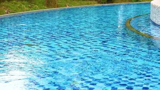 游泳池满画幅蓝色透明水波纹反射背景