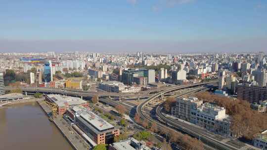 白天穿过布宜诺斯艾利斯市一个街区的高速公路鸟瞰图