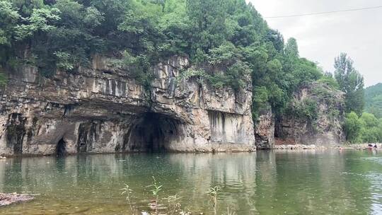 济南南部山区云河桥，野外山谷溪流玩水地