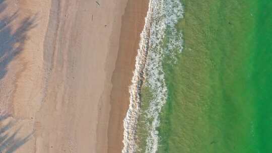 深圳海边沙滩海浪俯视右环绕