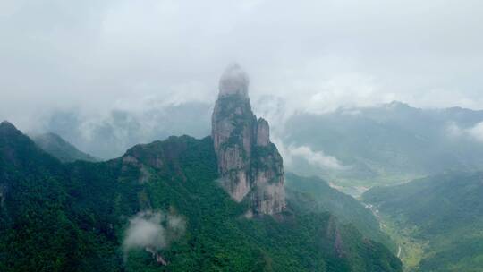 云海中的山峰