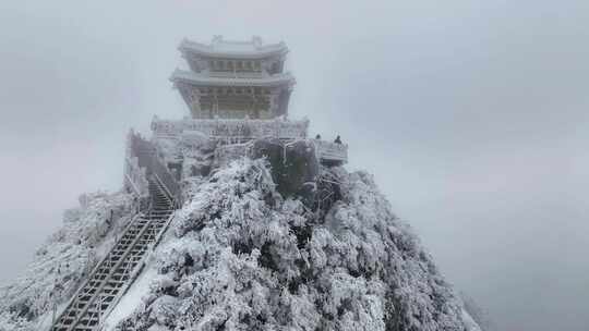 洛阳老君山金顶建筑屋檐雪后冰冻