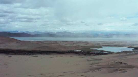 广袤荒凉的沙漠与湖泊全景