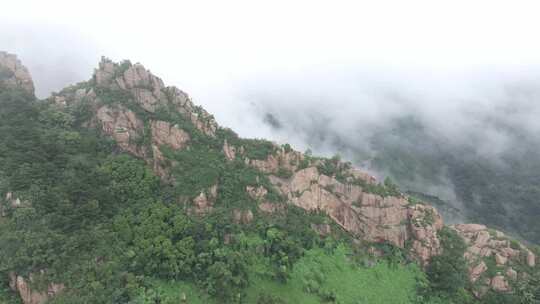 雨后泰山扇子崖，云雾缭绕