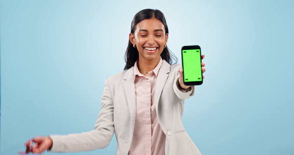 快乐的女人，生意和指向手机绿屏的广告空间