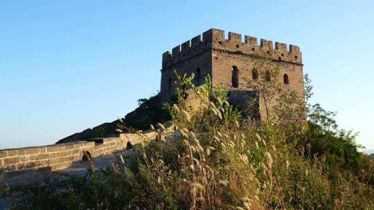 日出晨雾阳光中的金山岭长城中国历史文化