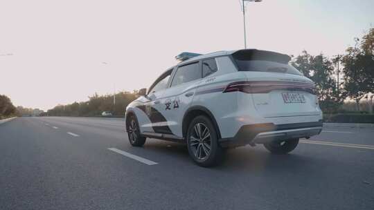 公安警察上车出警警车在路上行驶