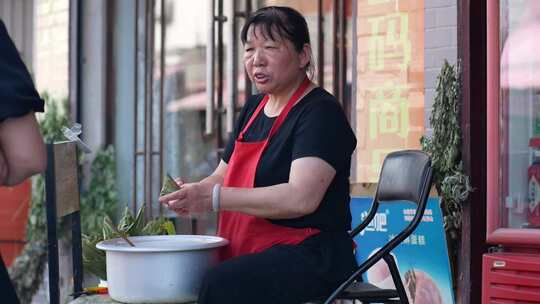 端午节老阿姨在包粽子视频素材模板下载