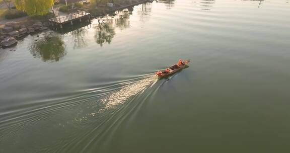 武汉东湖风景区湖面的小船