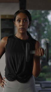 黑人女性扮演强壮的身体建设者，嘲笑健身房