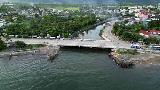 风景空中轨道视图的农村，沿海村庄城镇和桥