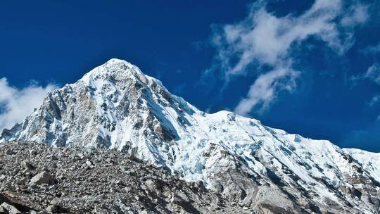 雪山顶山移动的云层视频素材模板下载