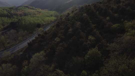 航拍汽车行驶在山路上