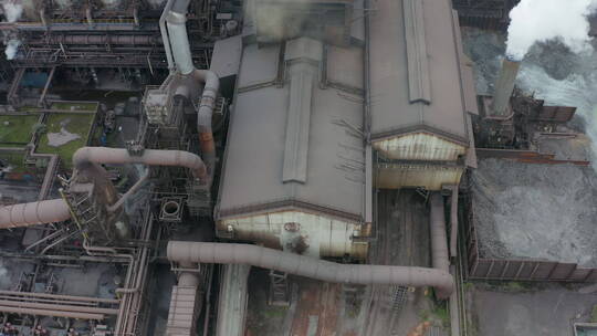 航拍钢铁制造厂的俯视图